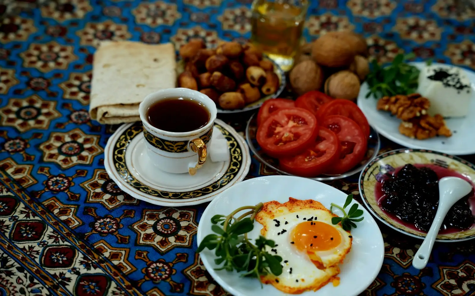 فطور من البيض والشاي والتمر والخبز