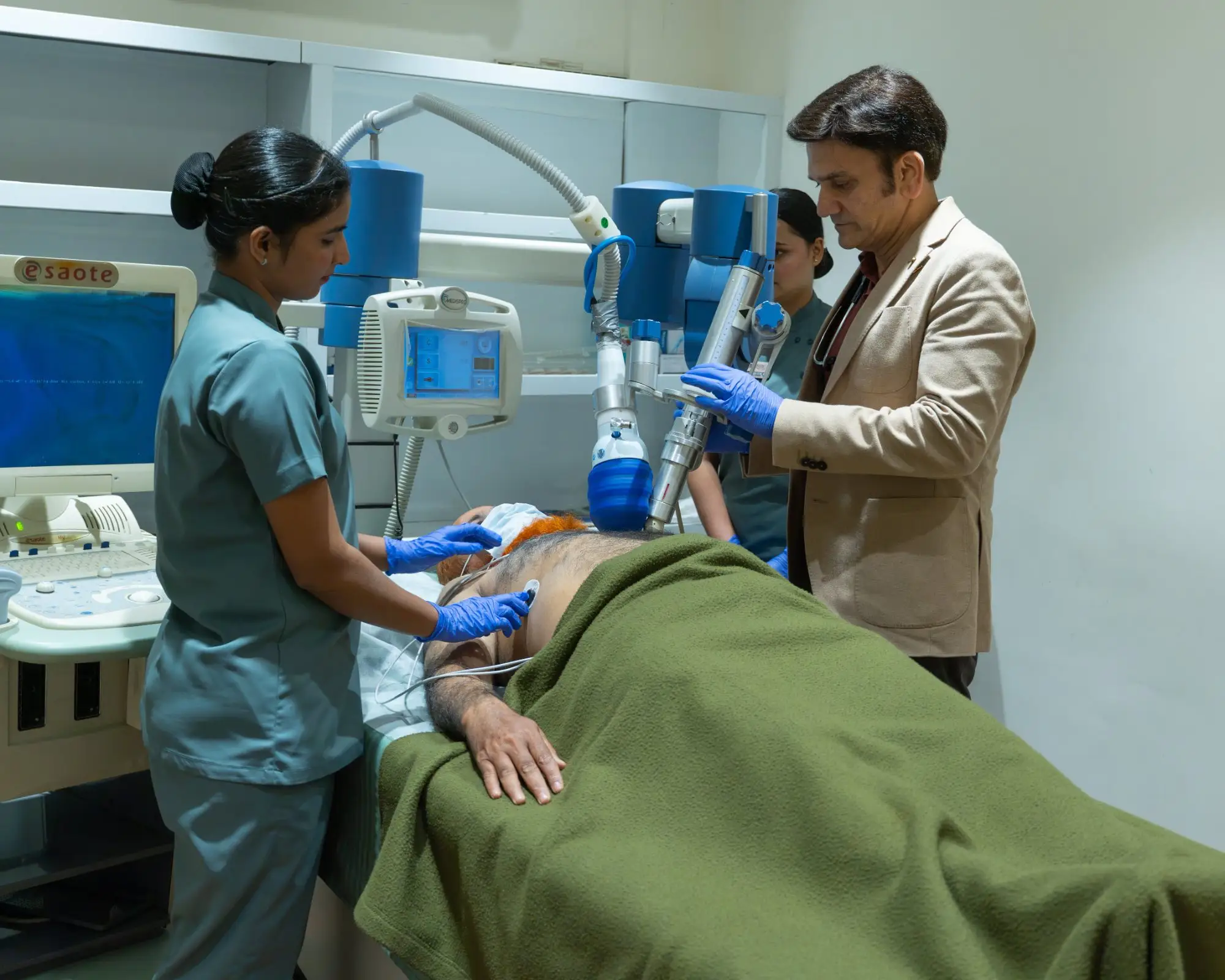 الدكتور غوائى وممرضة مع مريض خلال جلسة علاج